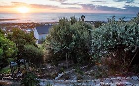 Serene Hide-Away With Ocean Views.